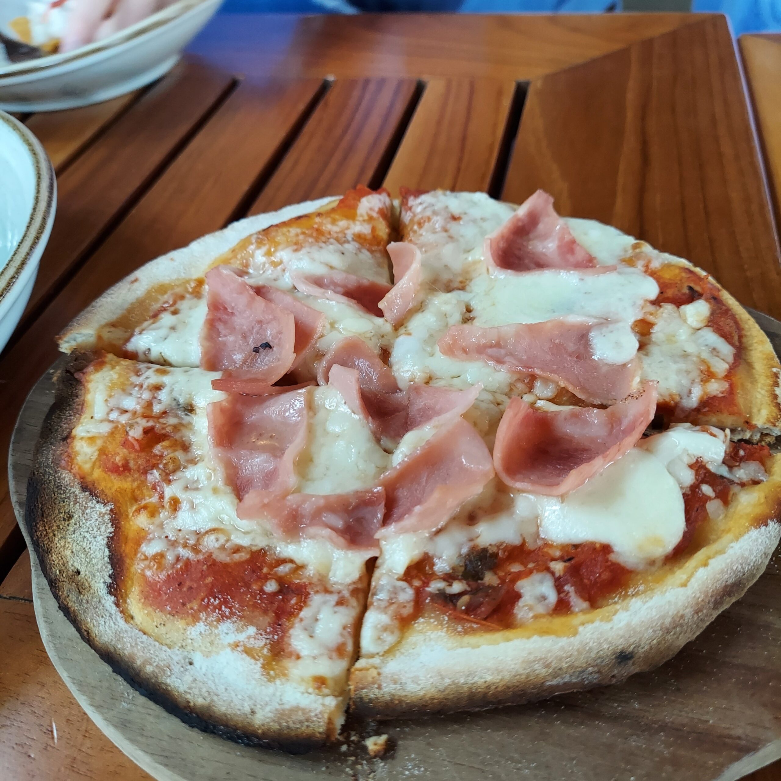 木製テーブルの上にあるピザ