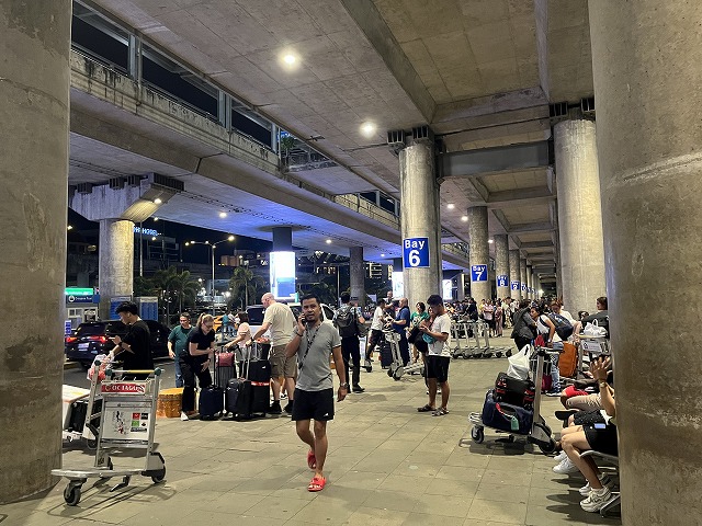 空港の荷物受け取り場にいる人たち
