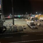 空港の駐機場にとまっている飛行機