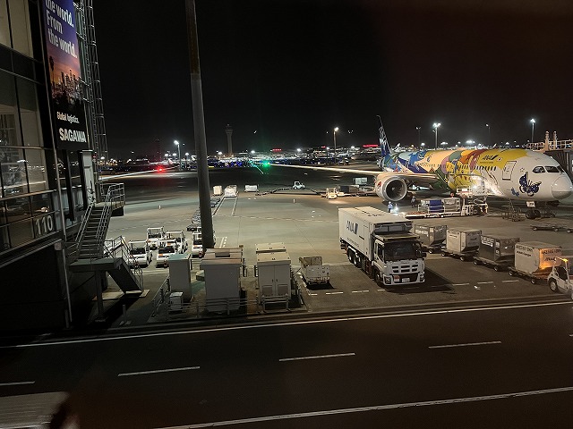 空港の駐機場にとまっている飛行機