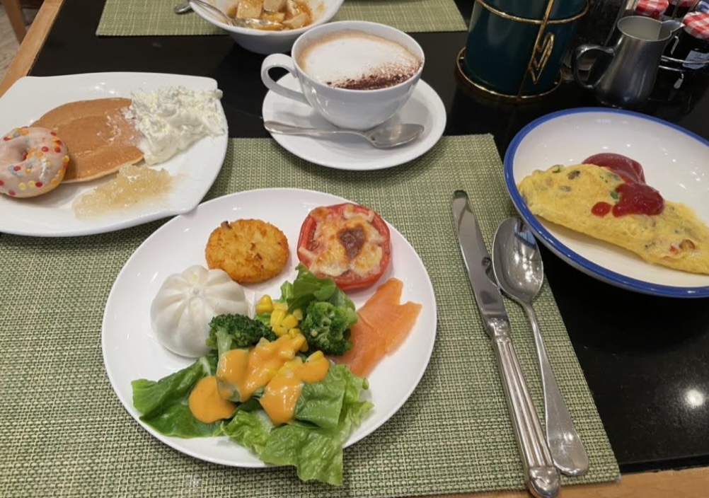 テーブルの上の食事