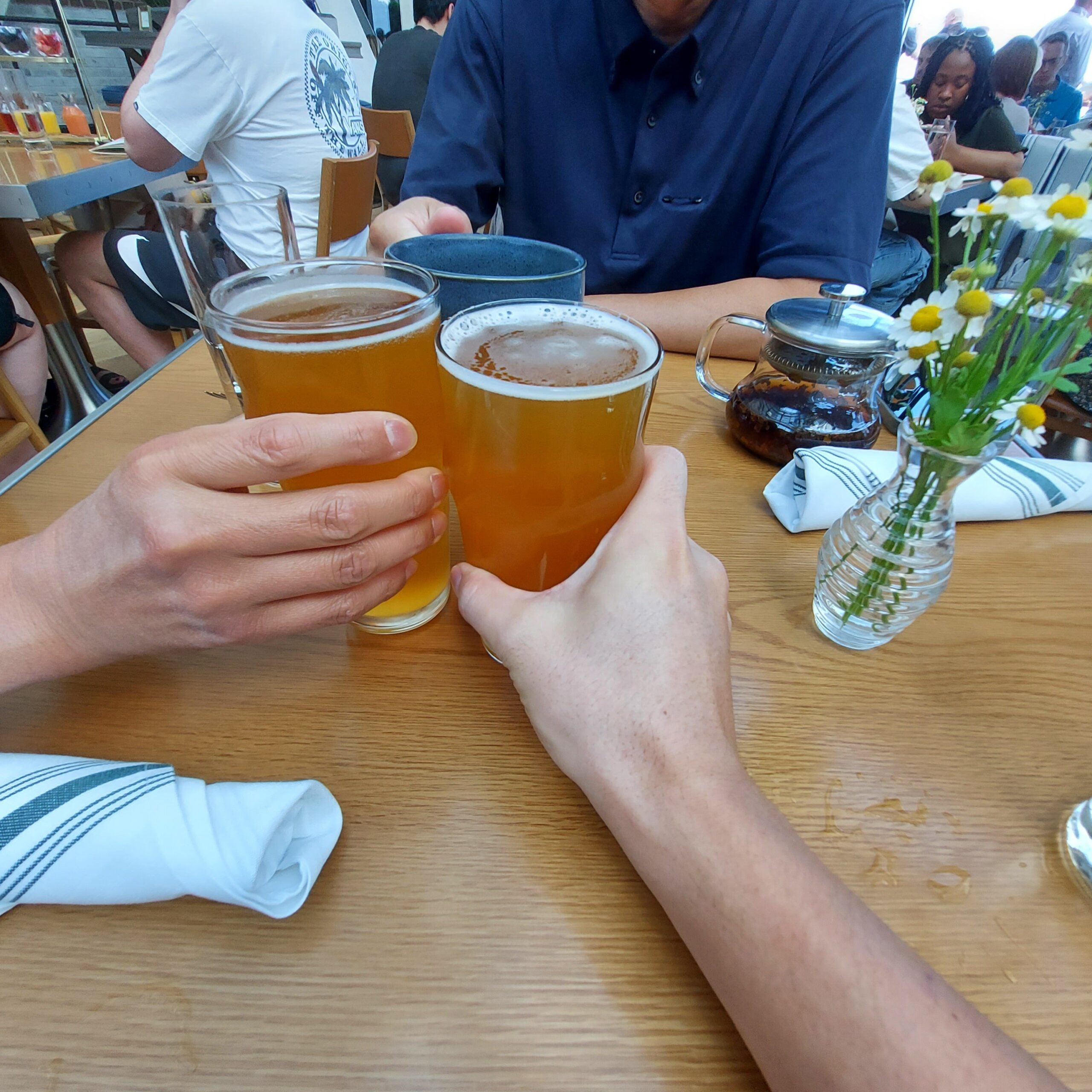 レストランのテーブルで食事をしている人達