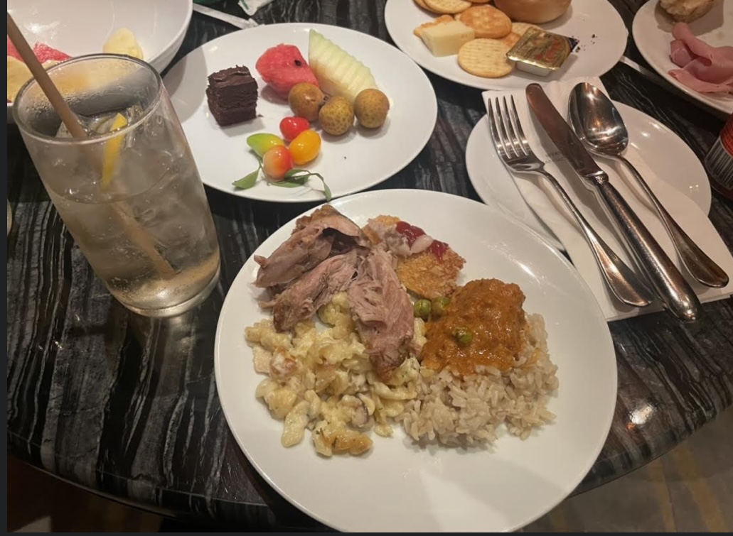 皿の上にあるいろんな料理