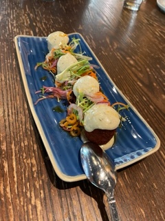 木製テーブルの上にある料理