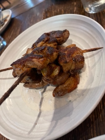 皿に盛られた肉料理