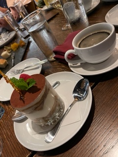 皿の上にある食事とコーヒー