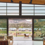 窓の外にあるテーブルと椅子