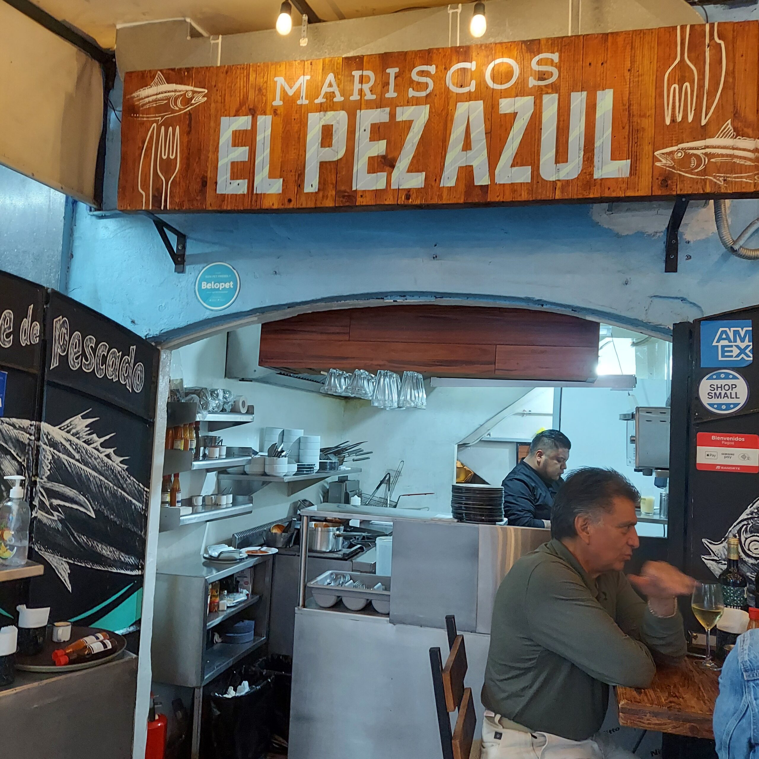 レストランの看板と店の入り口