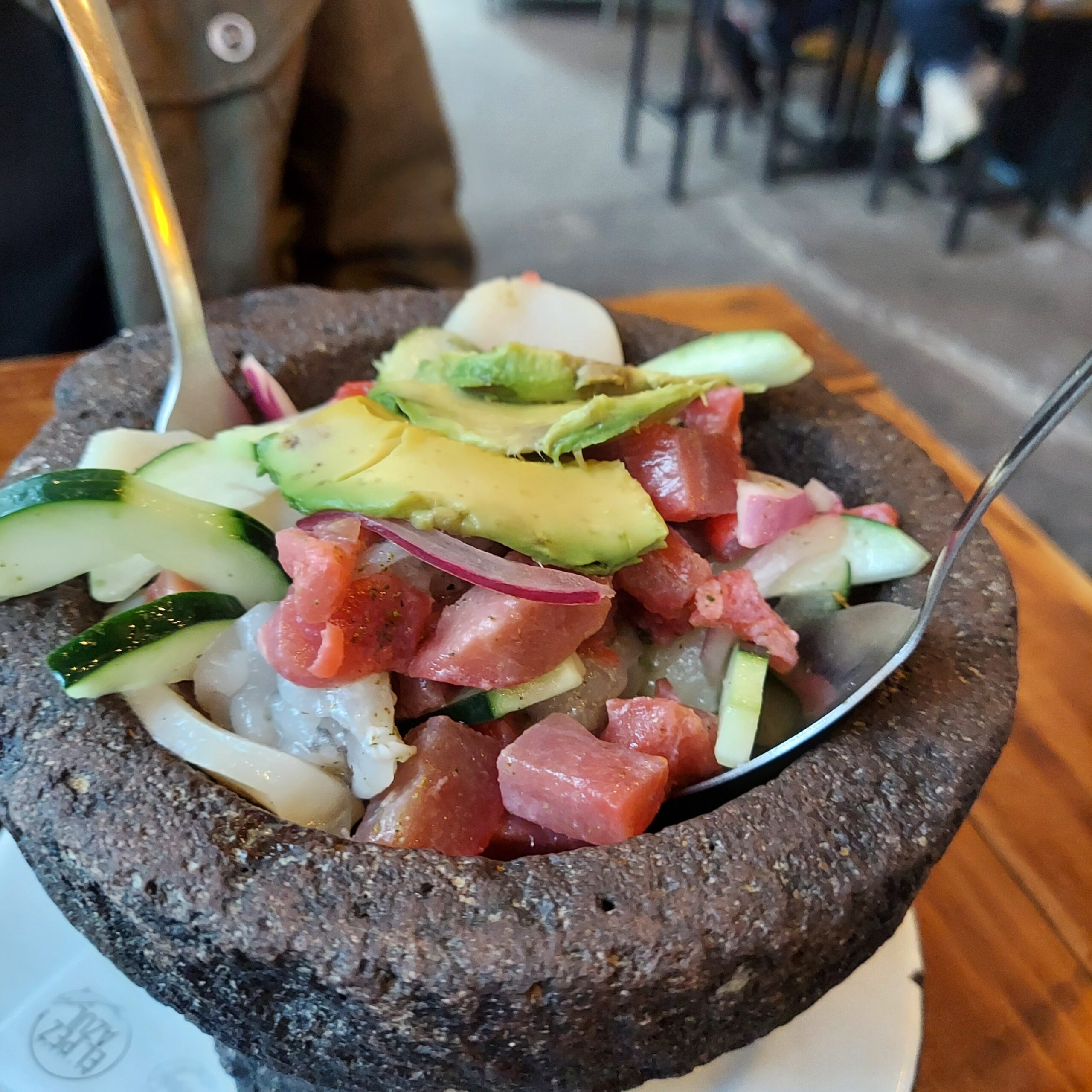 皿の上の肉と野菜のサンドイッチ
