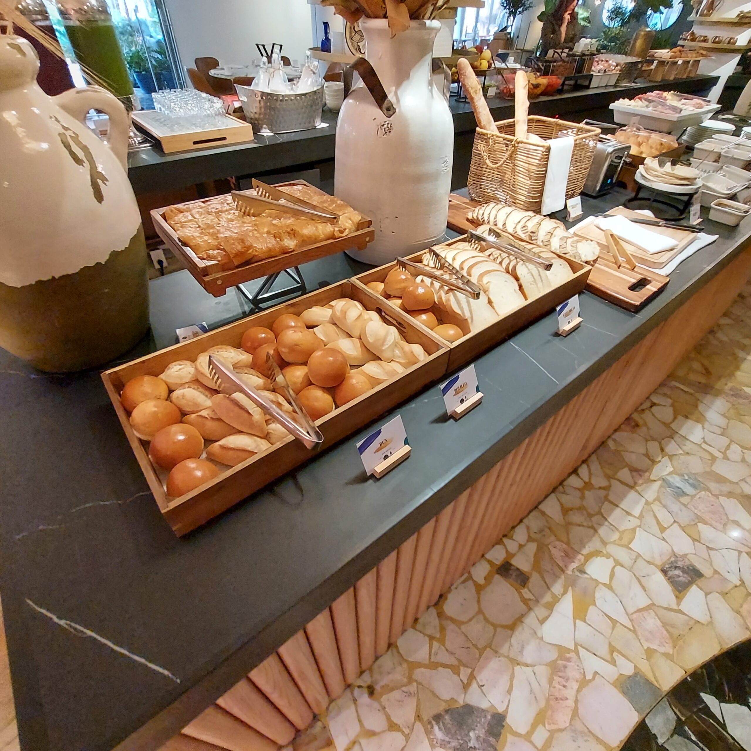 テーブルの上にあるいろんな食べ物