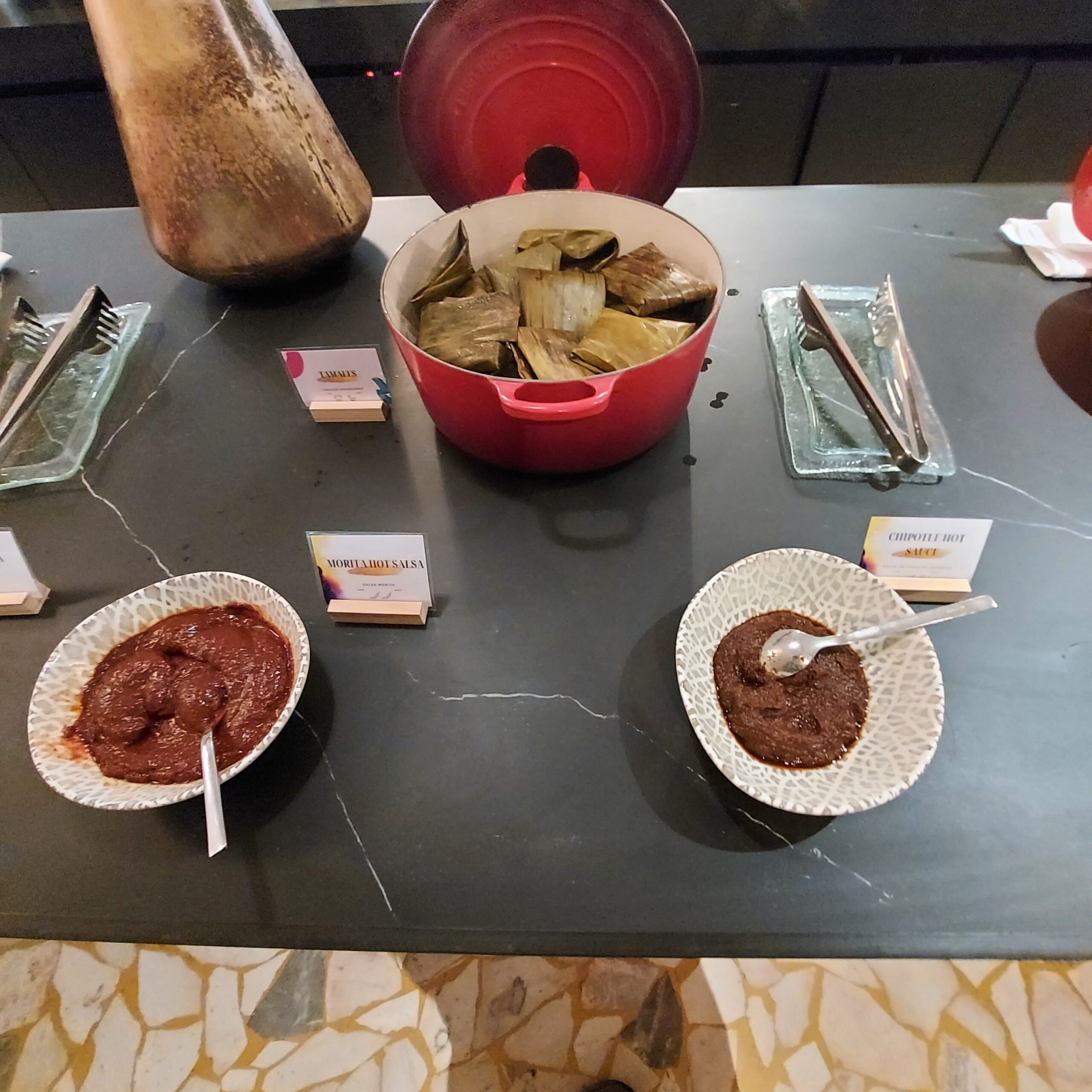 テーブルの上にあるいろんな食べ物