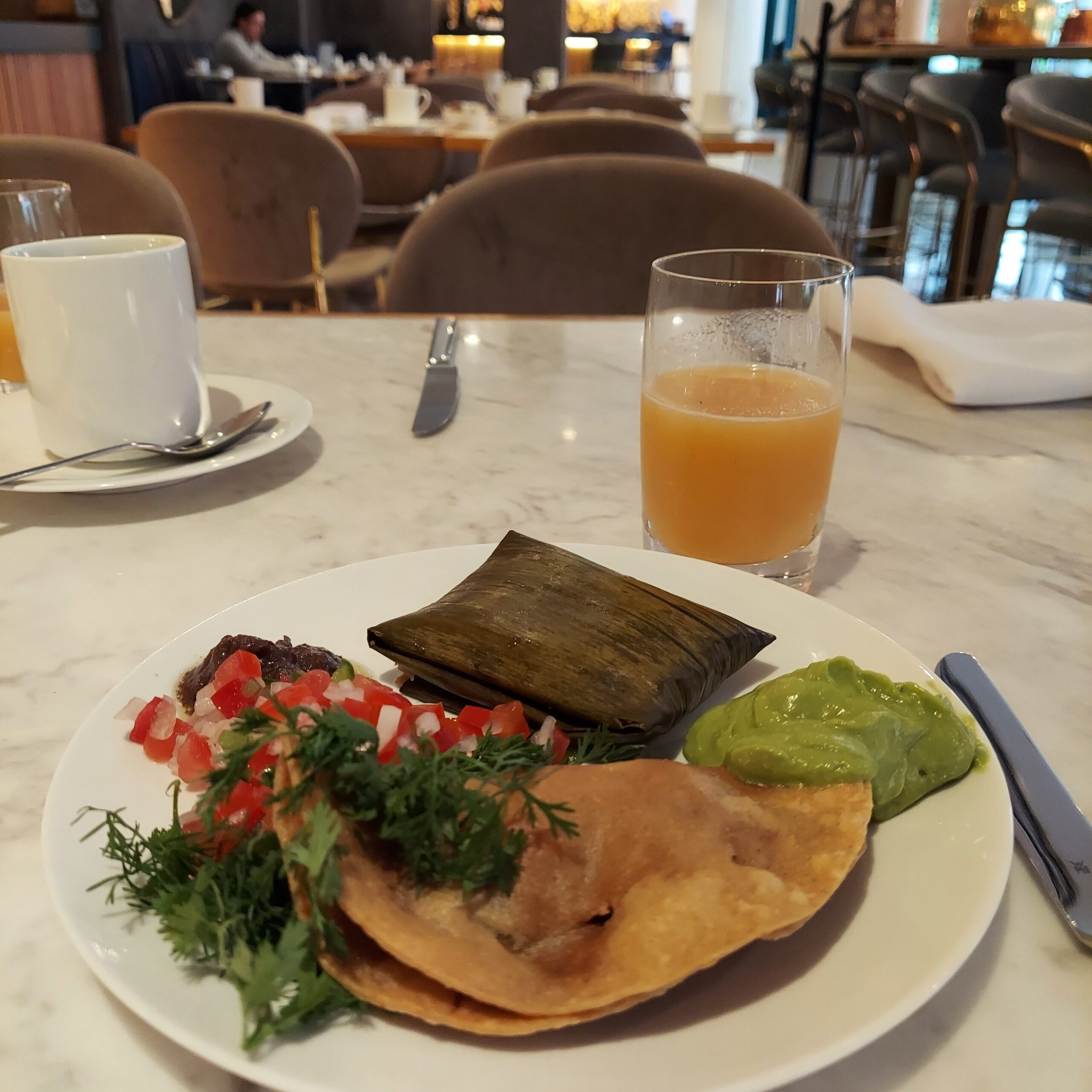 皿の上のサンドイッチと飲み物