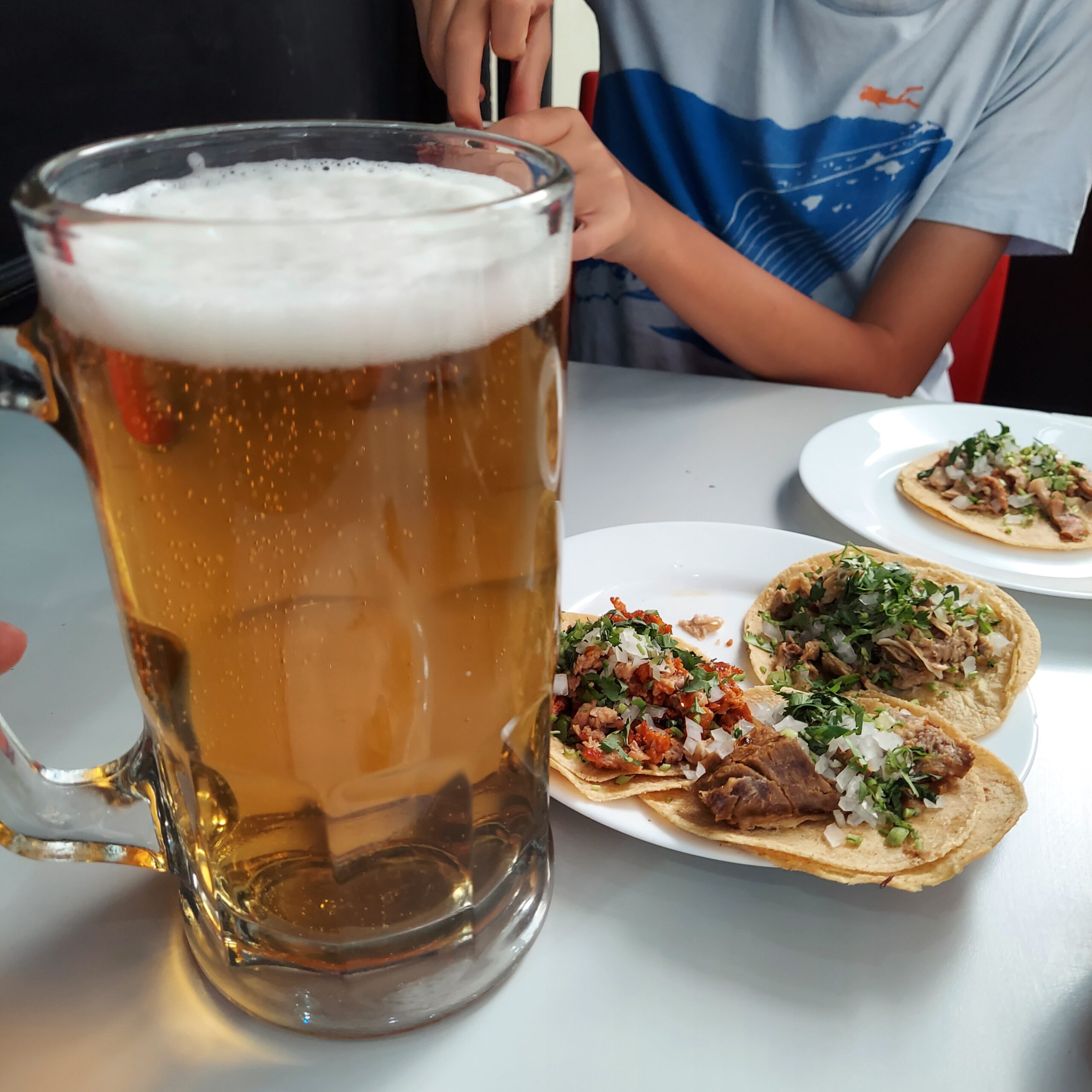 テーブルの上の飲み物が入ったグラス