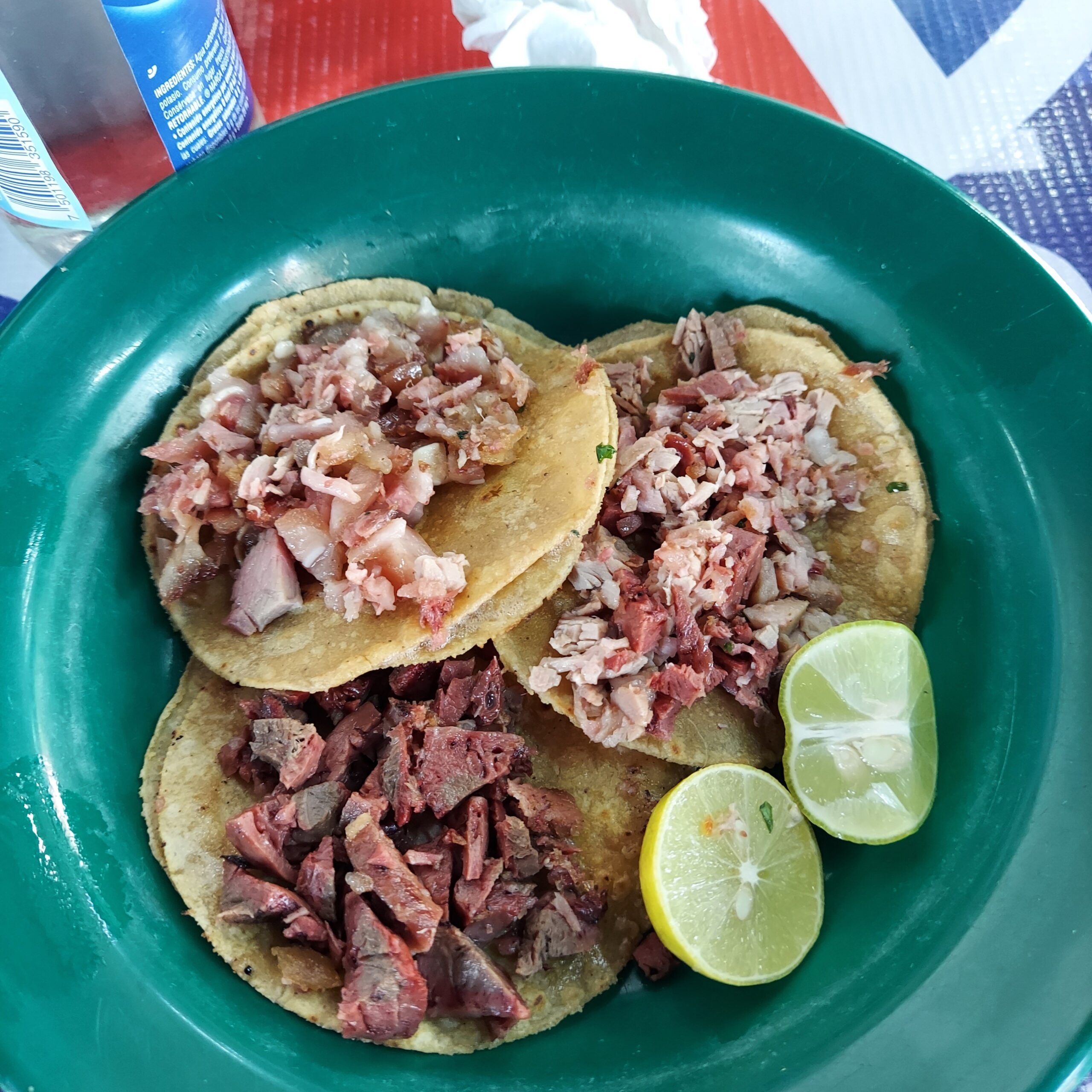 皿の上の食べ物