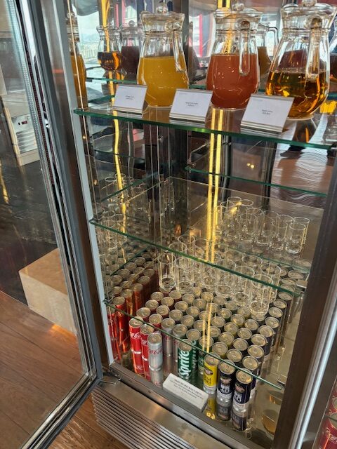 店の上に置かれた冷蔵庫