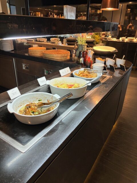 キッチンカウンターの上にある料理