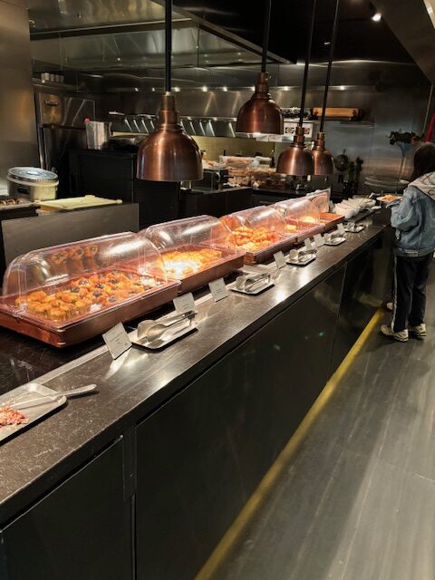 キッチンカウンターの上にある数種類のピザ