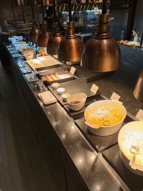 キッチンカウンターの上に置かれた料理