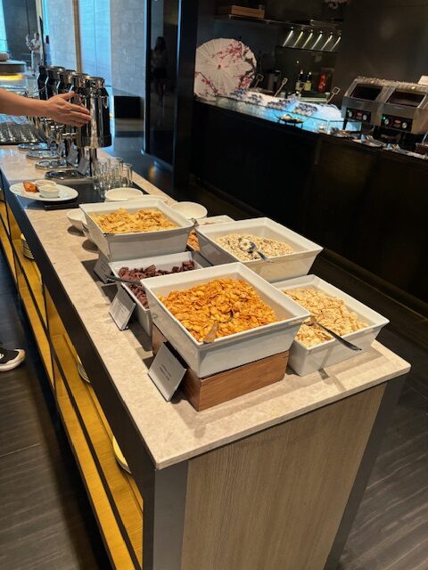 カウンターに置かれた食べ物