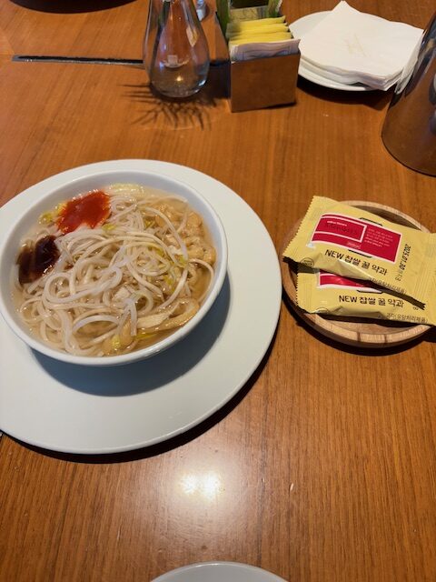 皿の上の料理と飲み物