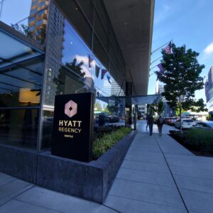 歩道の上にある橋