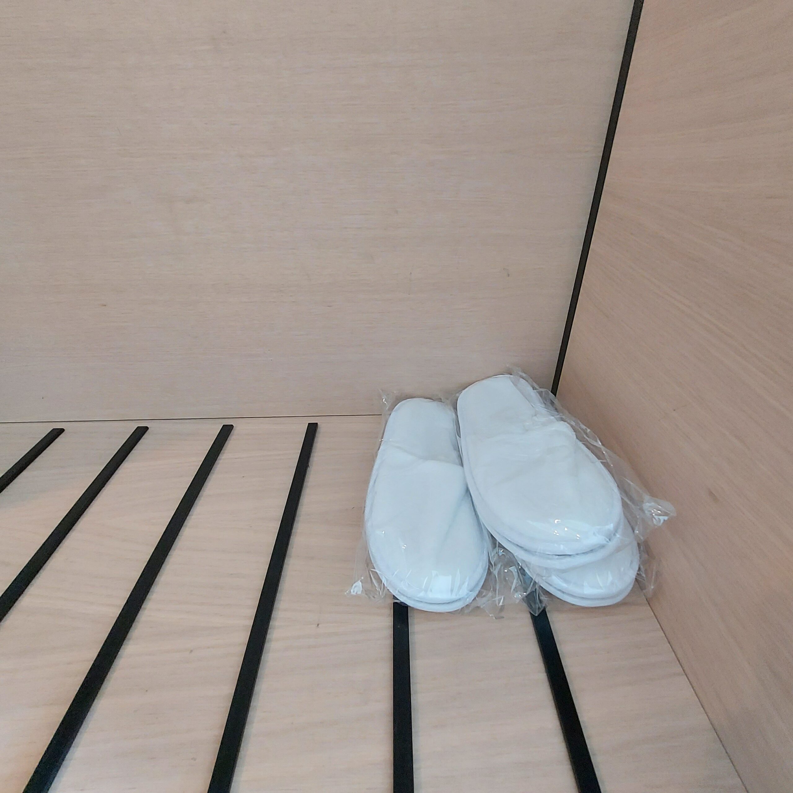 木製床の上に置かれた靴