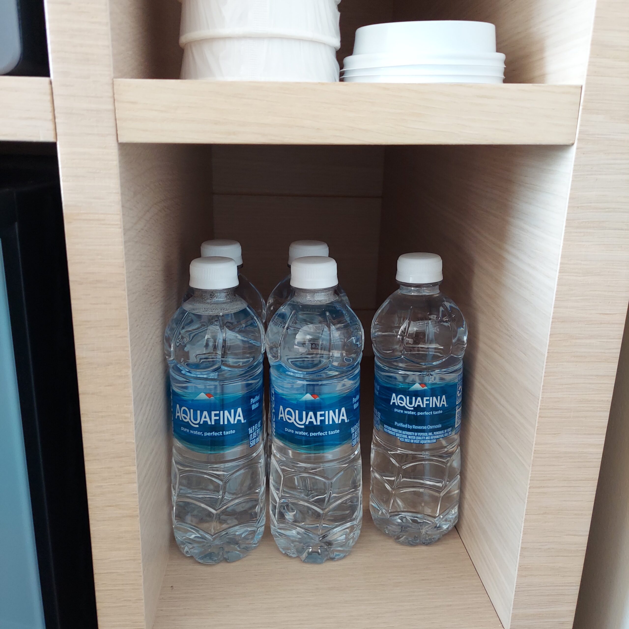 カウンターの上にある数種類の瓶