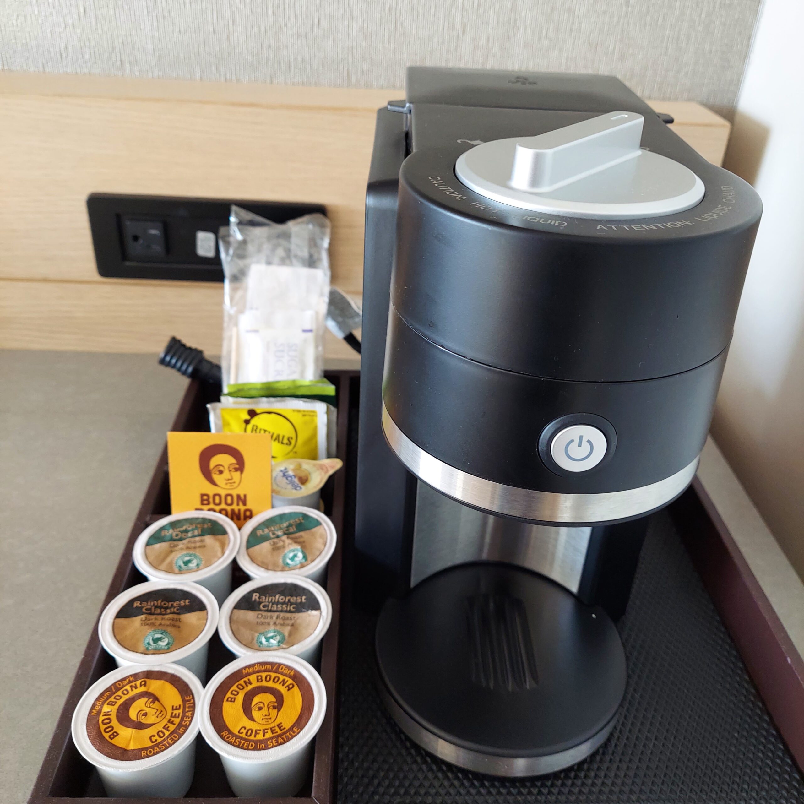 テーブルの上にあるコーヒーメーカー