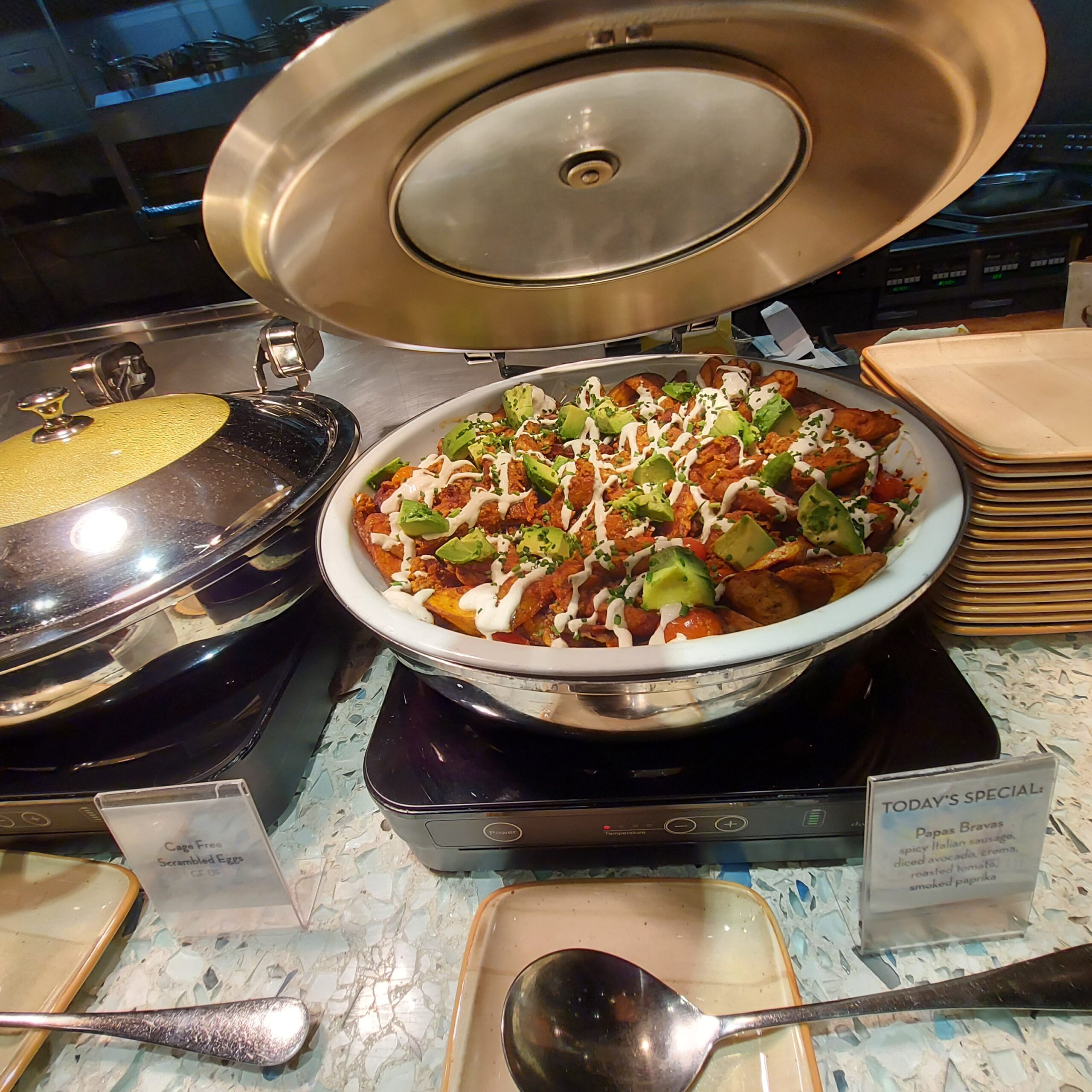 テーブルの上に置かれた鍋の中の料理