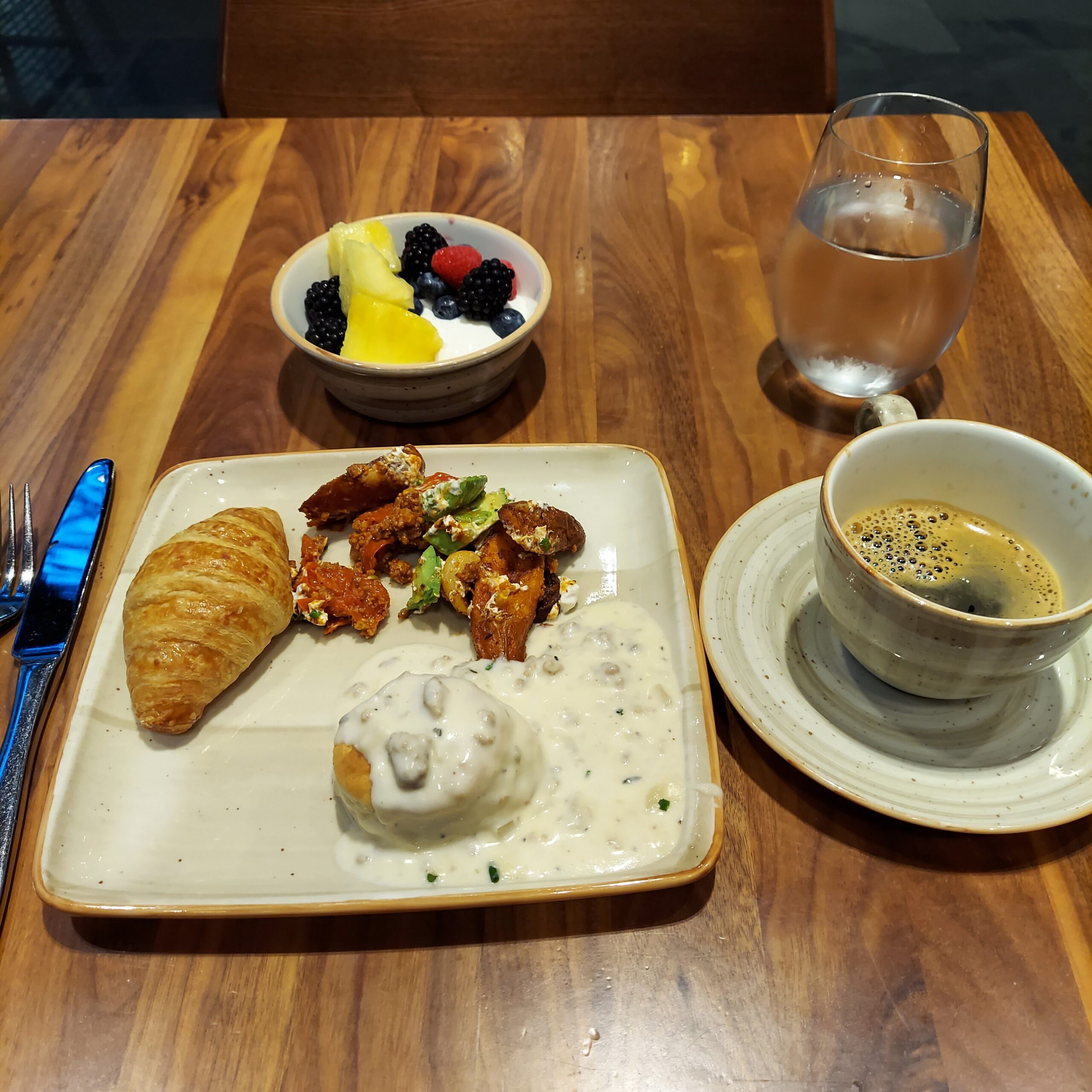 木製テーブルの上にあるいろんな食べ物