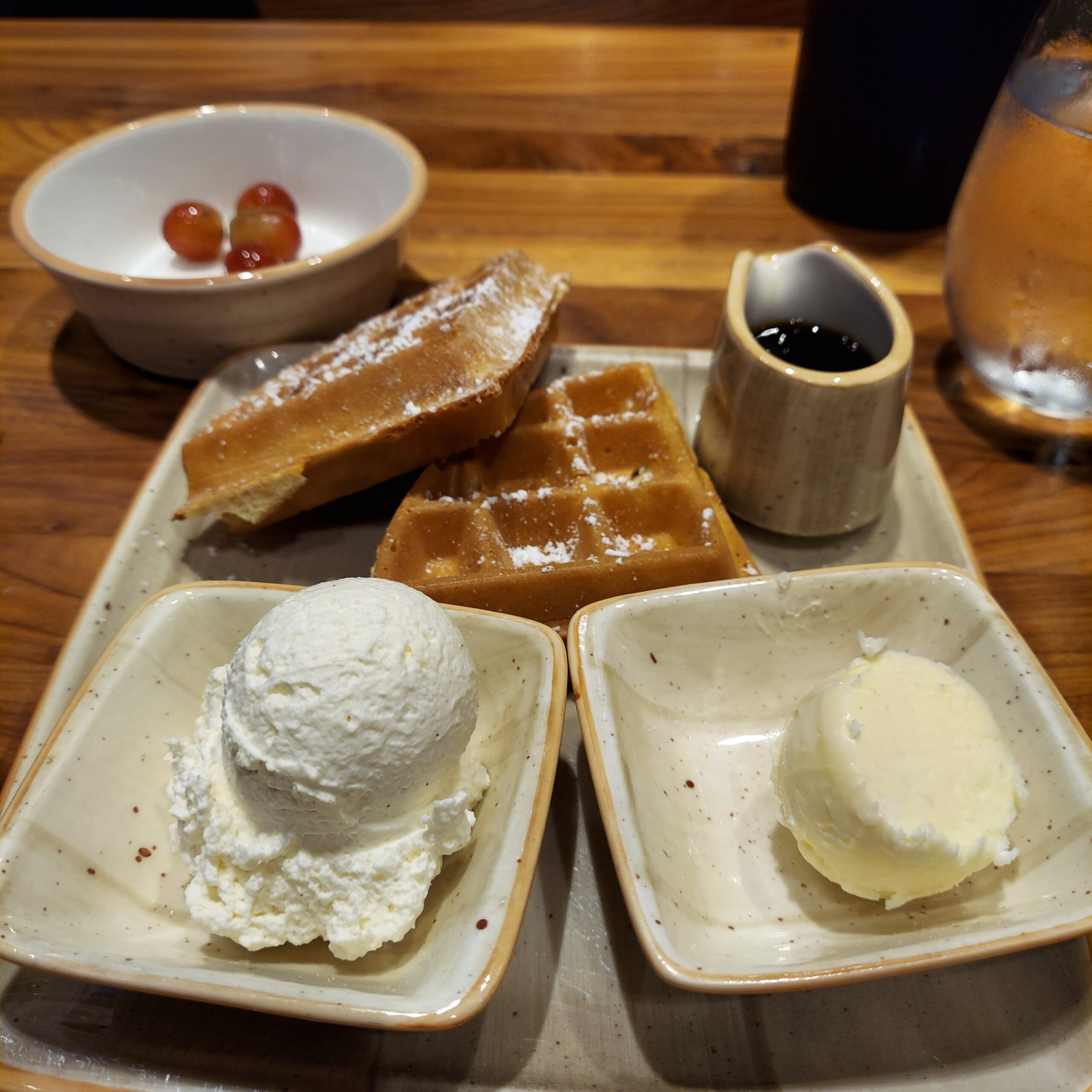テーブルの上にあるケーキとコーヒー