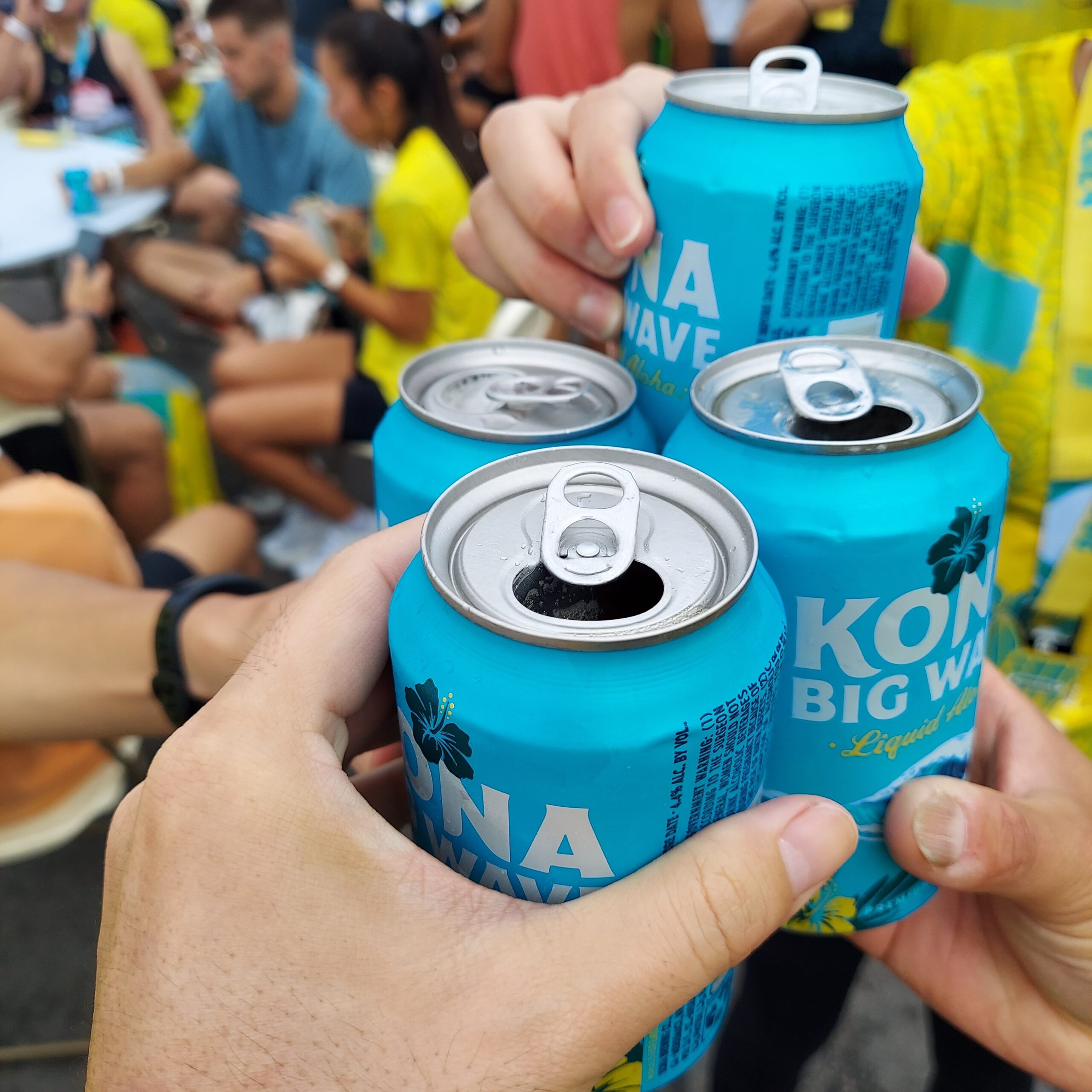 缶を持った手