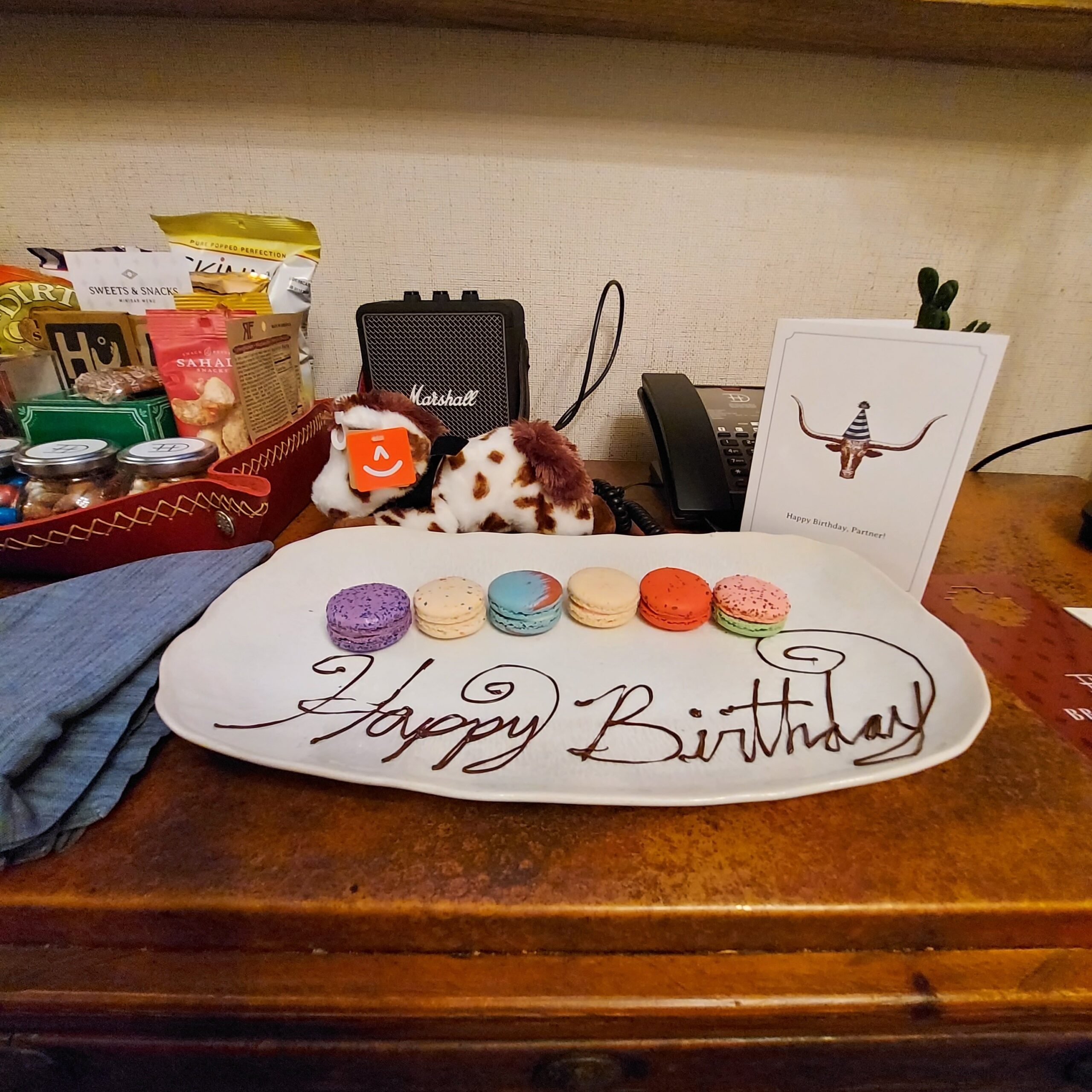 テーブルの上にある誕生日ケーキ