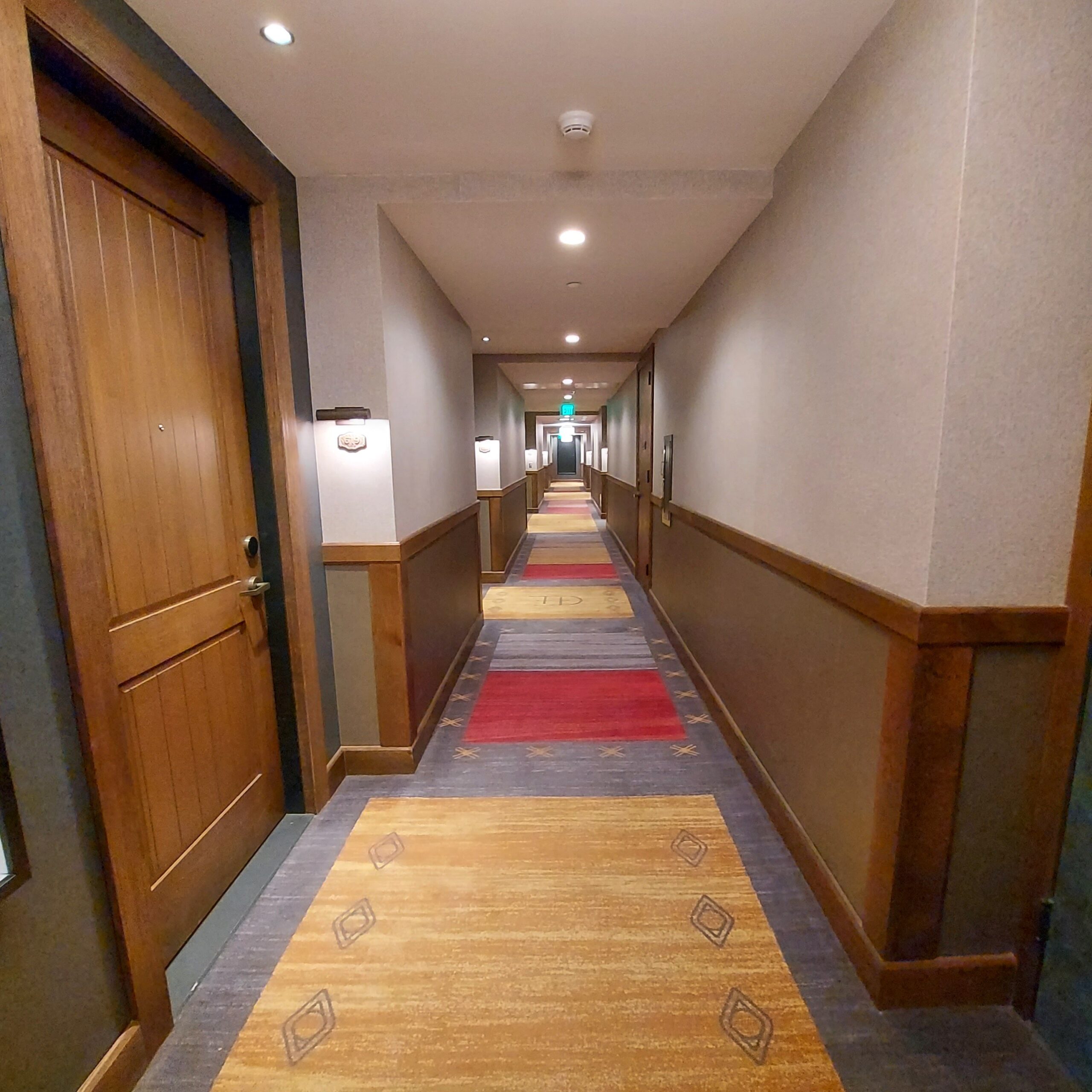 木製床と白い壁がある部屋