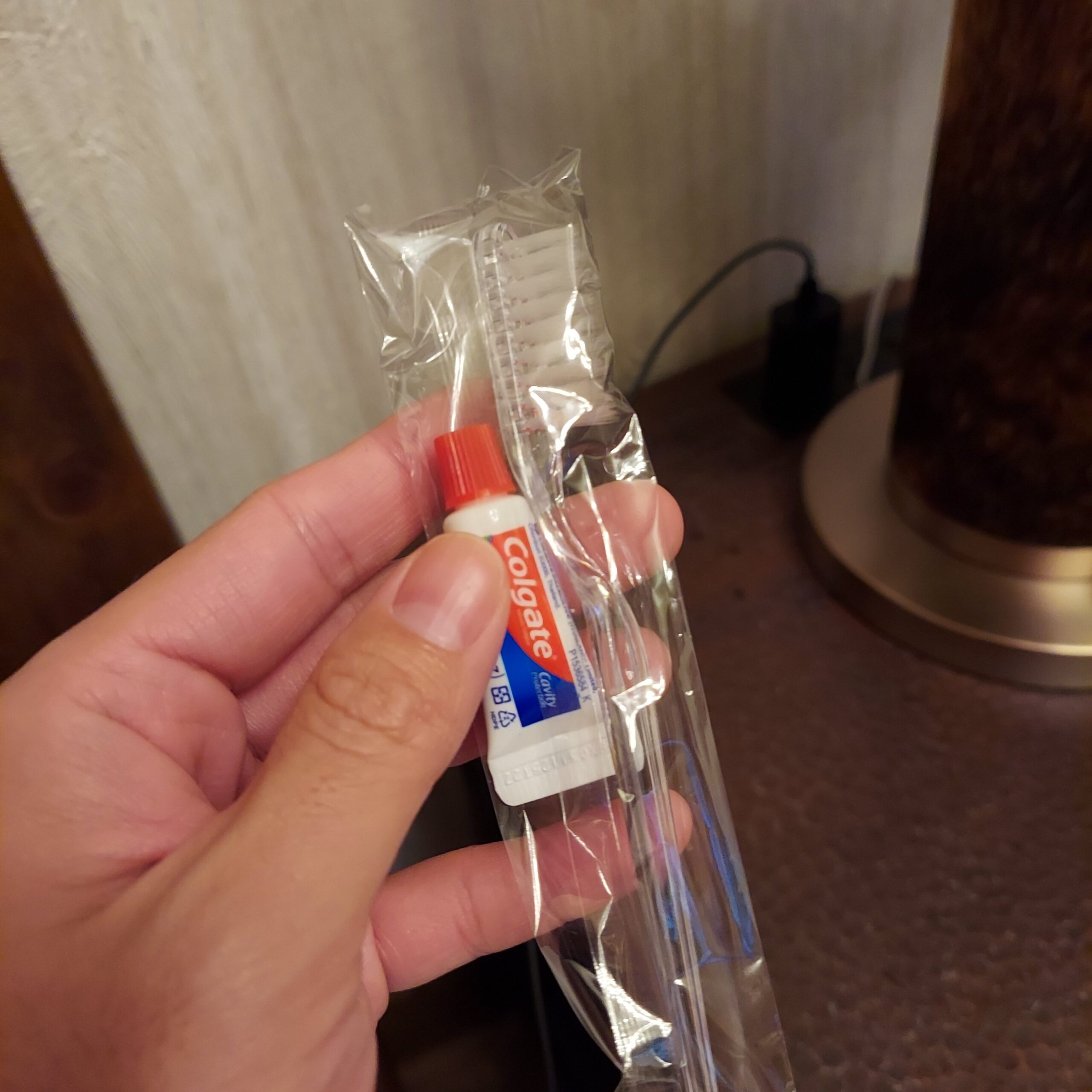 ボトルを持っている手