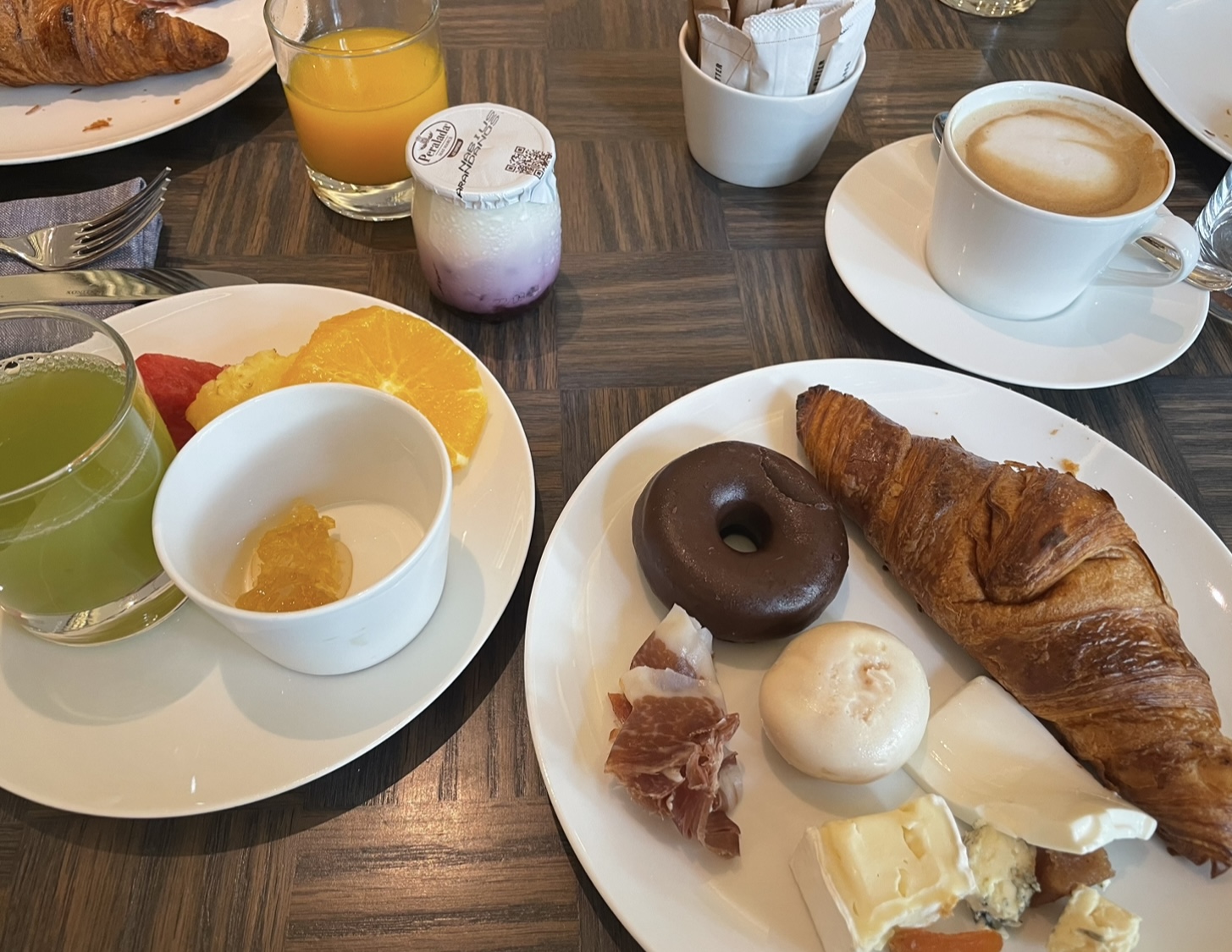 テーブルの上の朝食