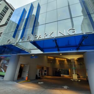 建物の前の飛行機