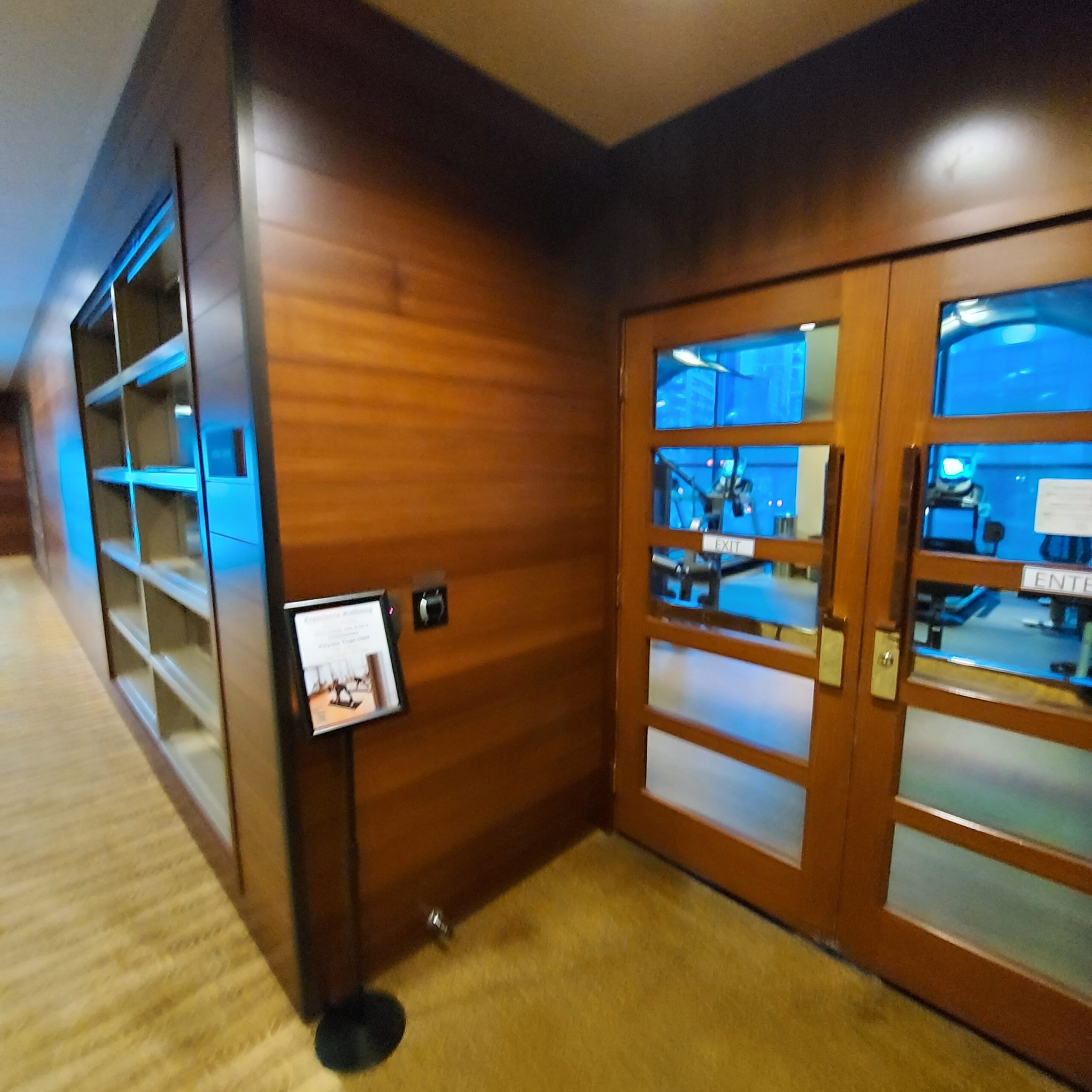 木製床と窓がある部屋