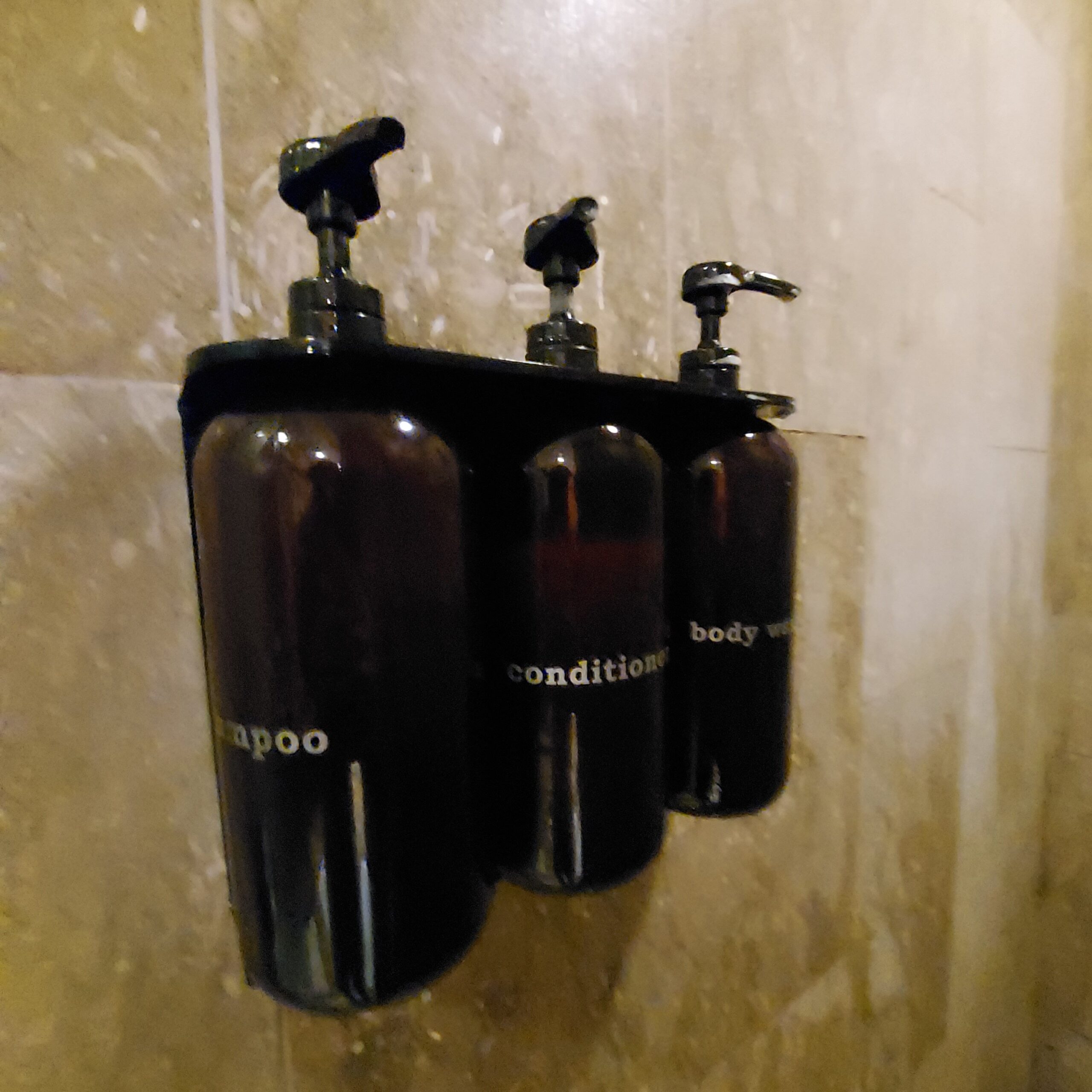 木製テーブルの上に置かれたボトル