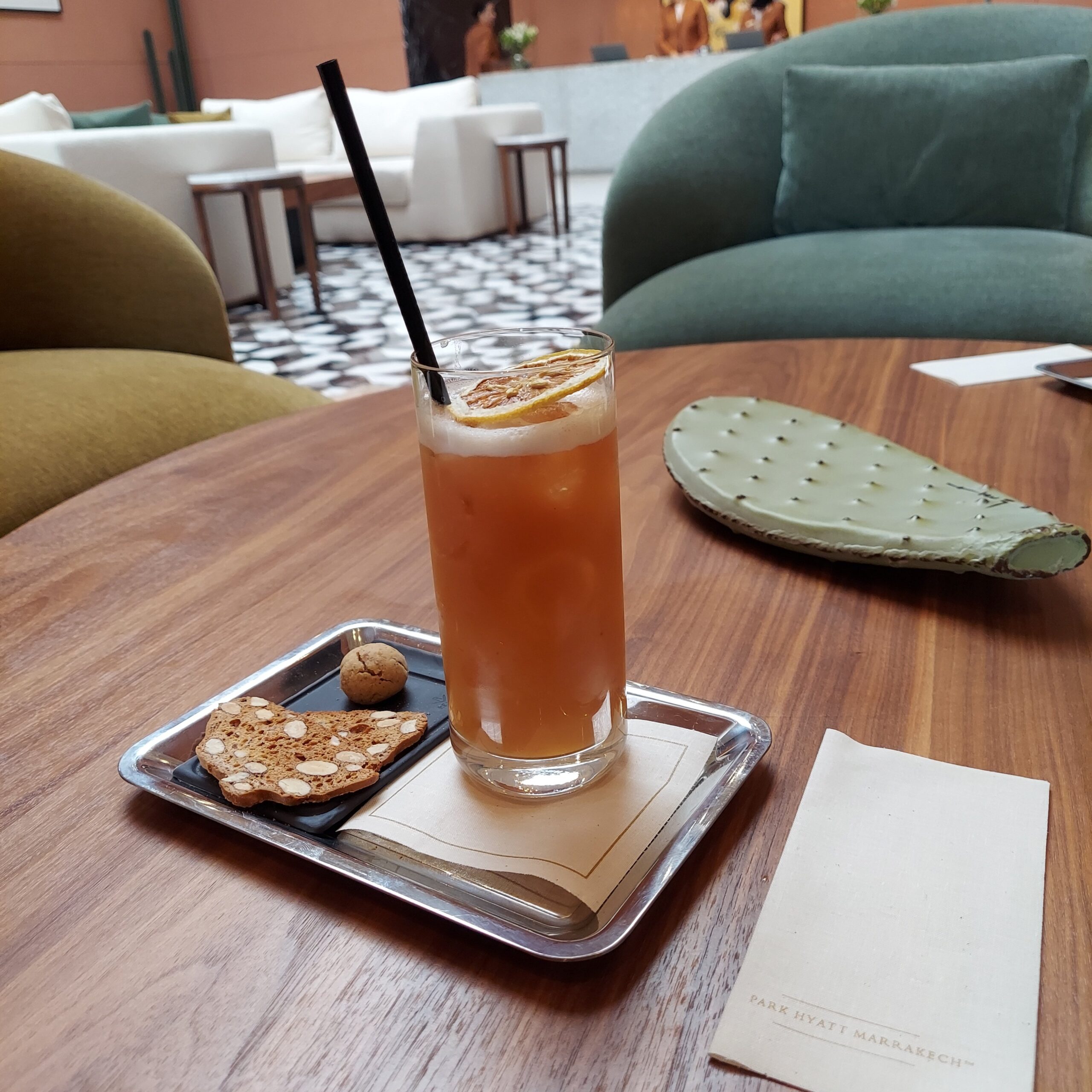 テーブルの上の食べ物と飲み物