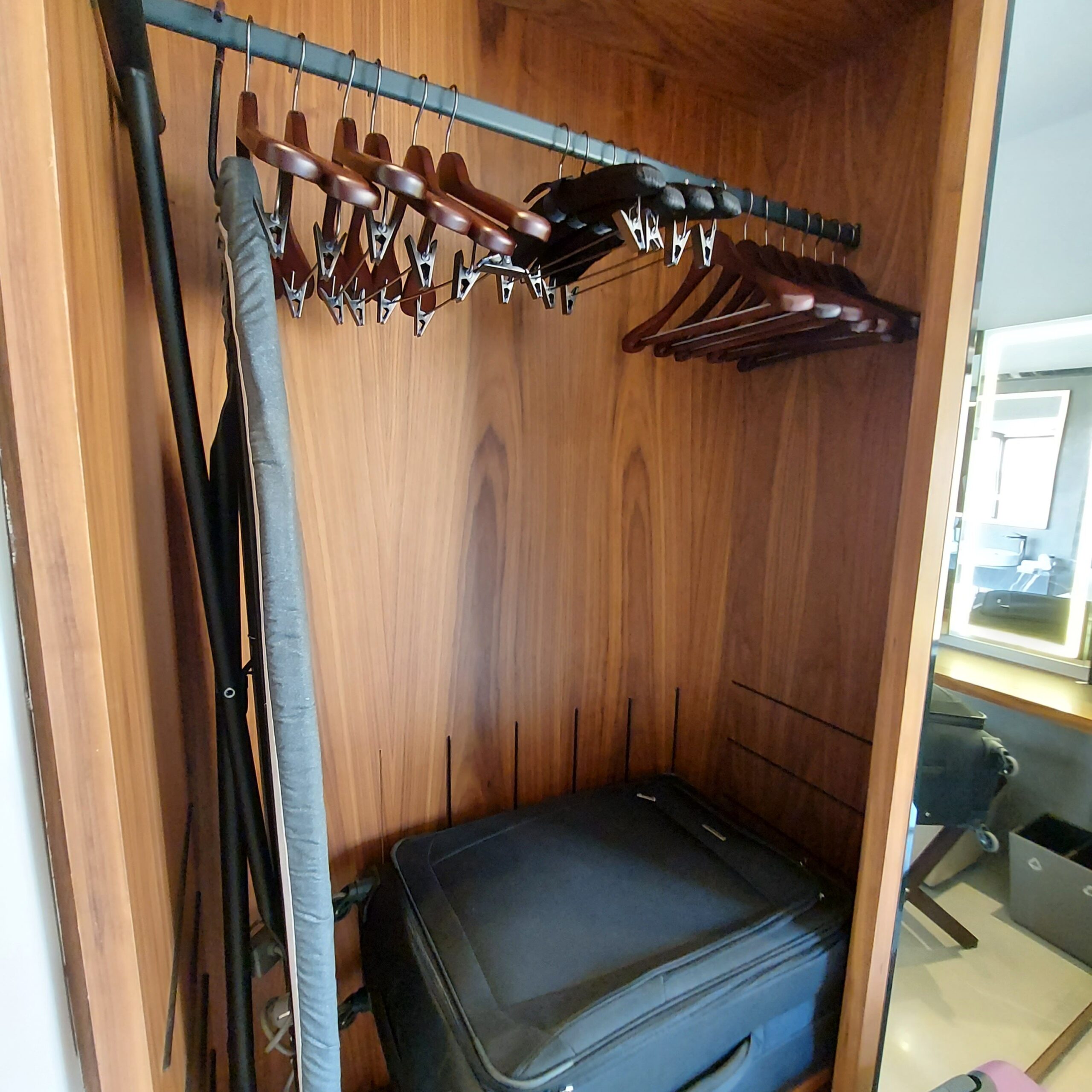 ドアの横の荷物