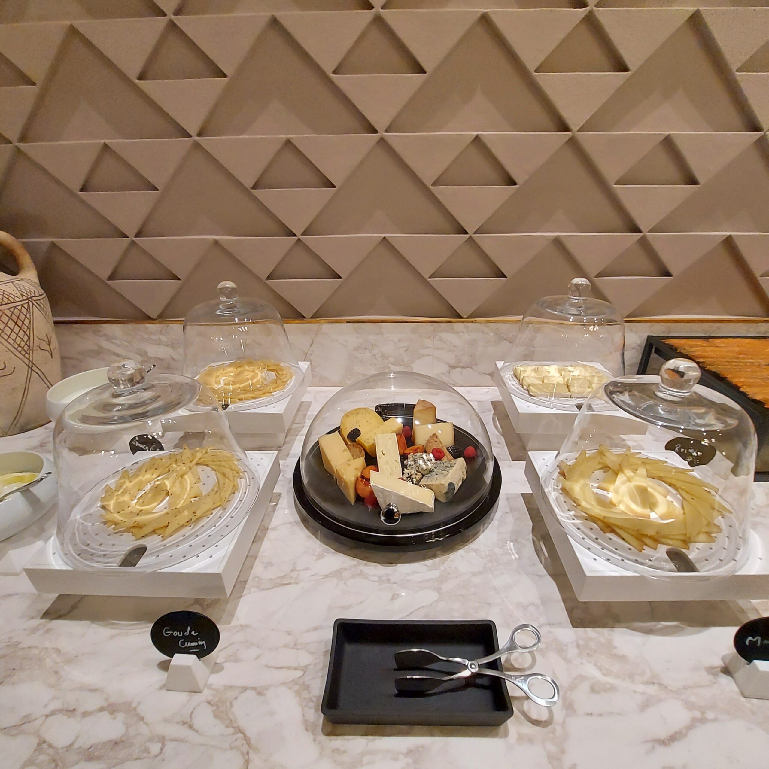 テーブルに置いている様々な種類のケーキ