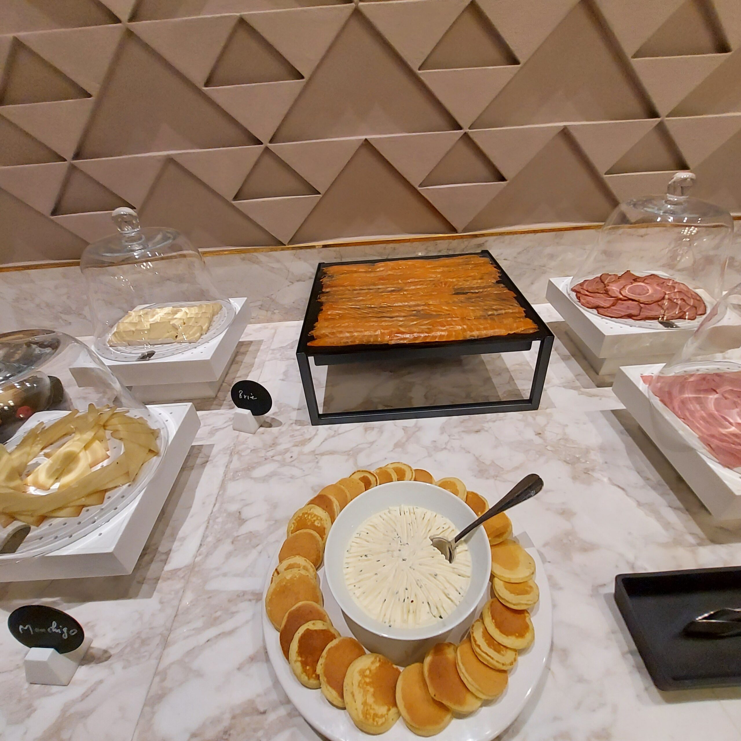 テーブルに置いている様々な種類のケーキ