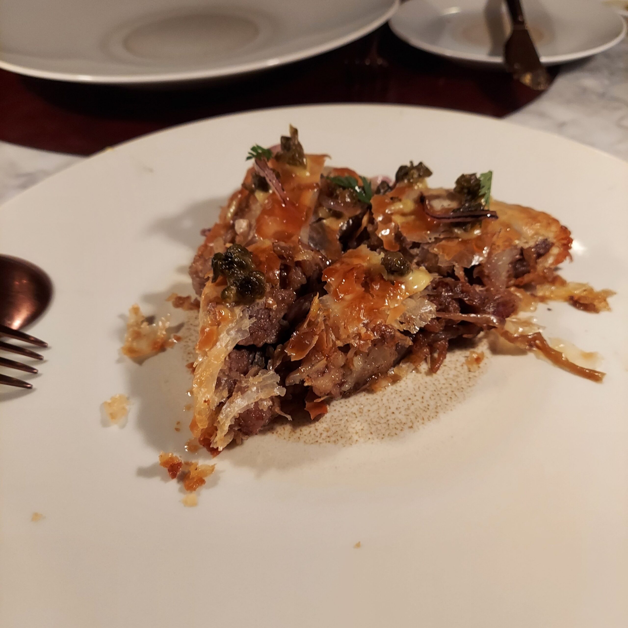皿の上にある肉料理
