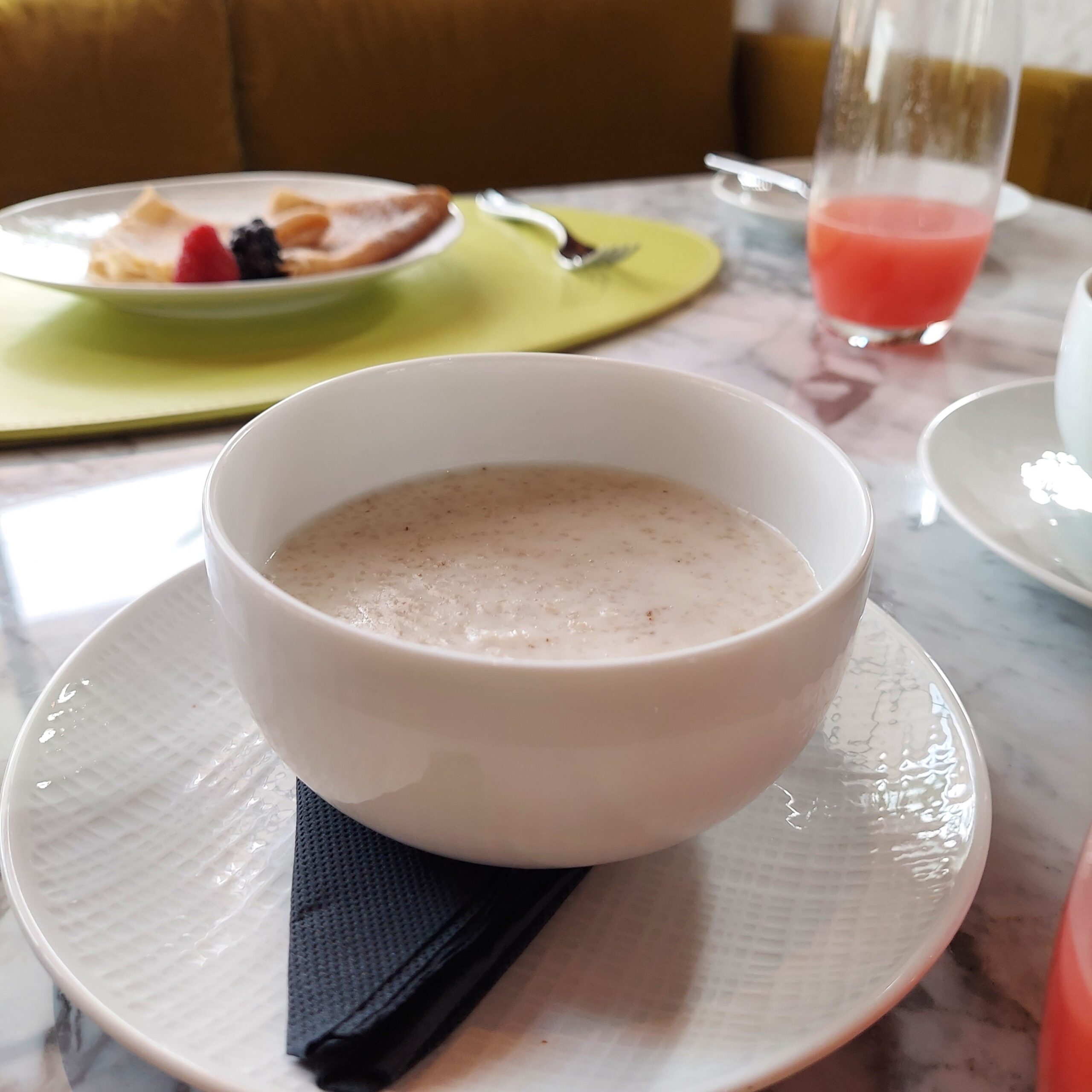 皿の上の食べ物と飲み物