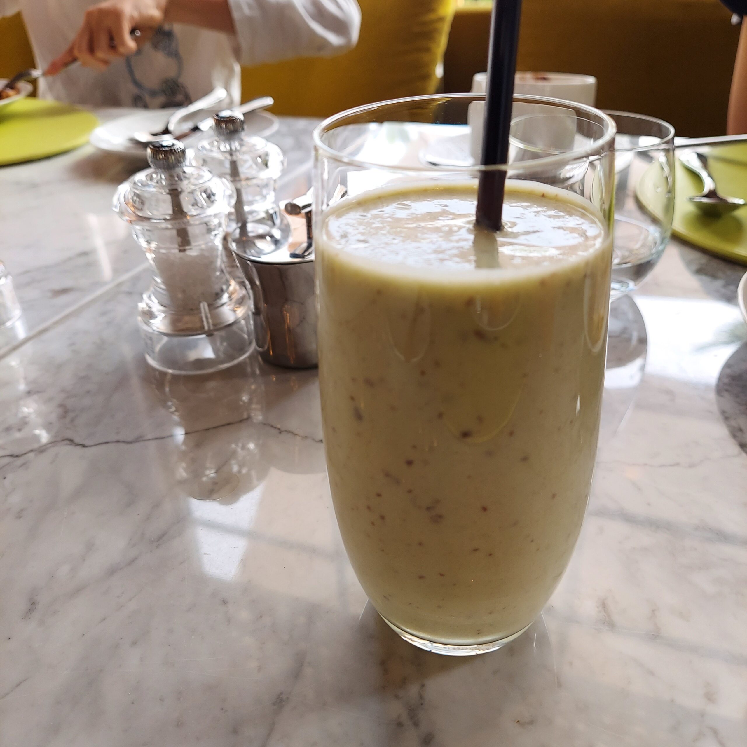 ガラスのコップに入った飲み物