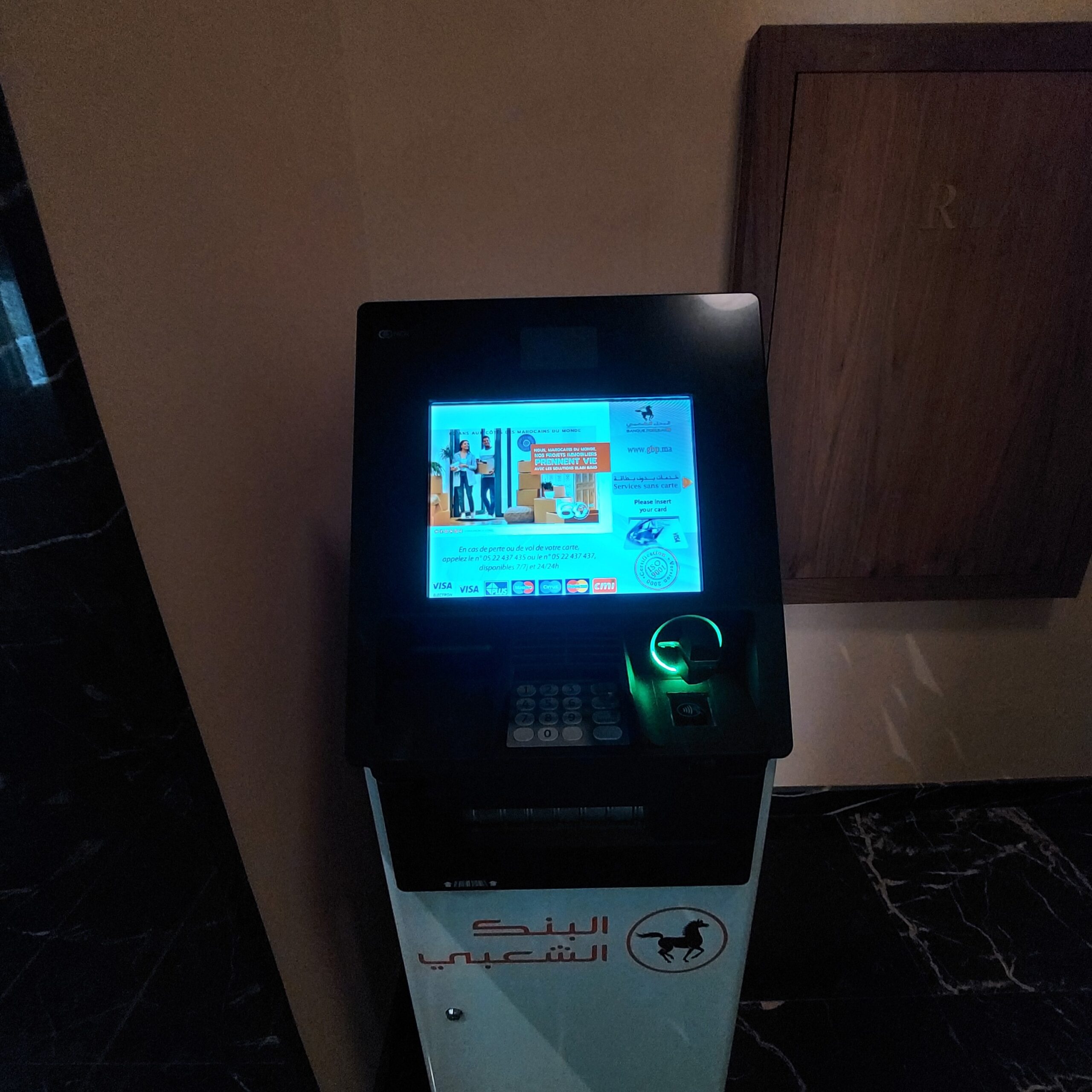 台の上に置かれたテレビ
