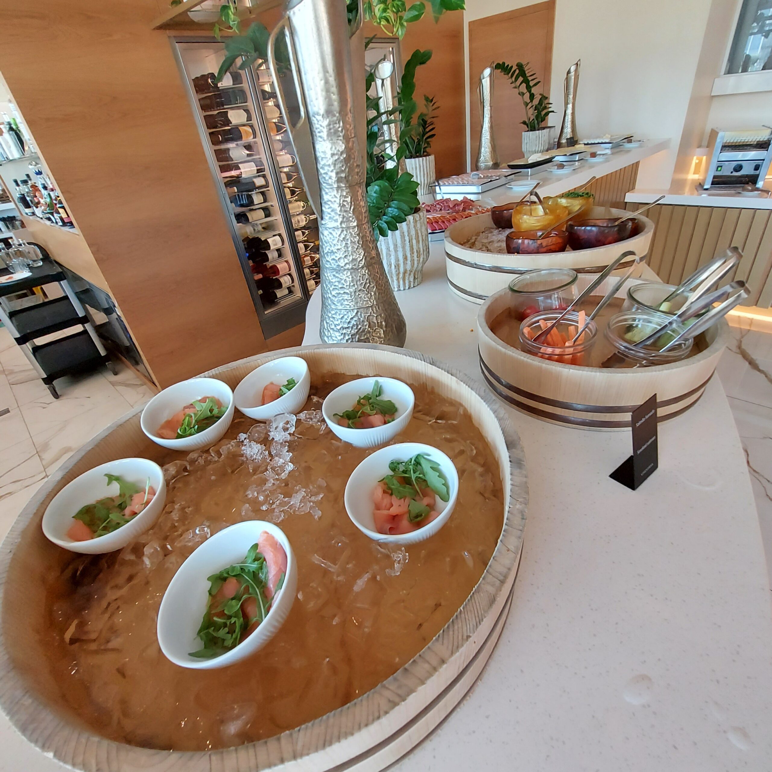 テーブルの上にあるいろんな食べ物