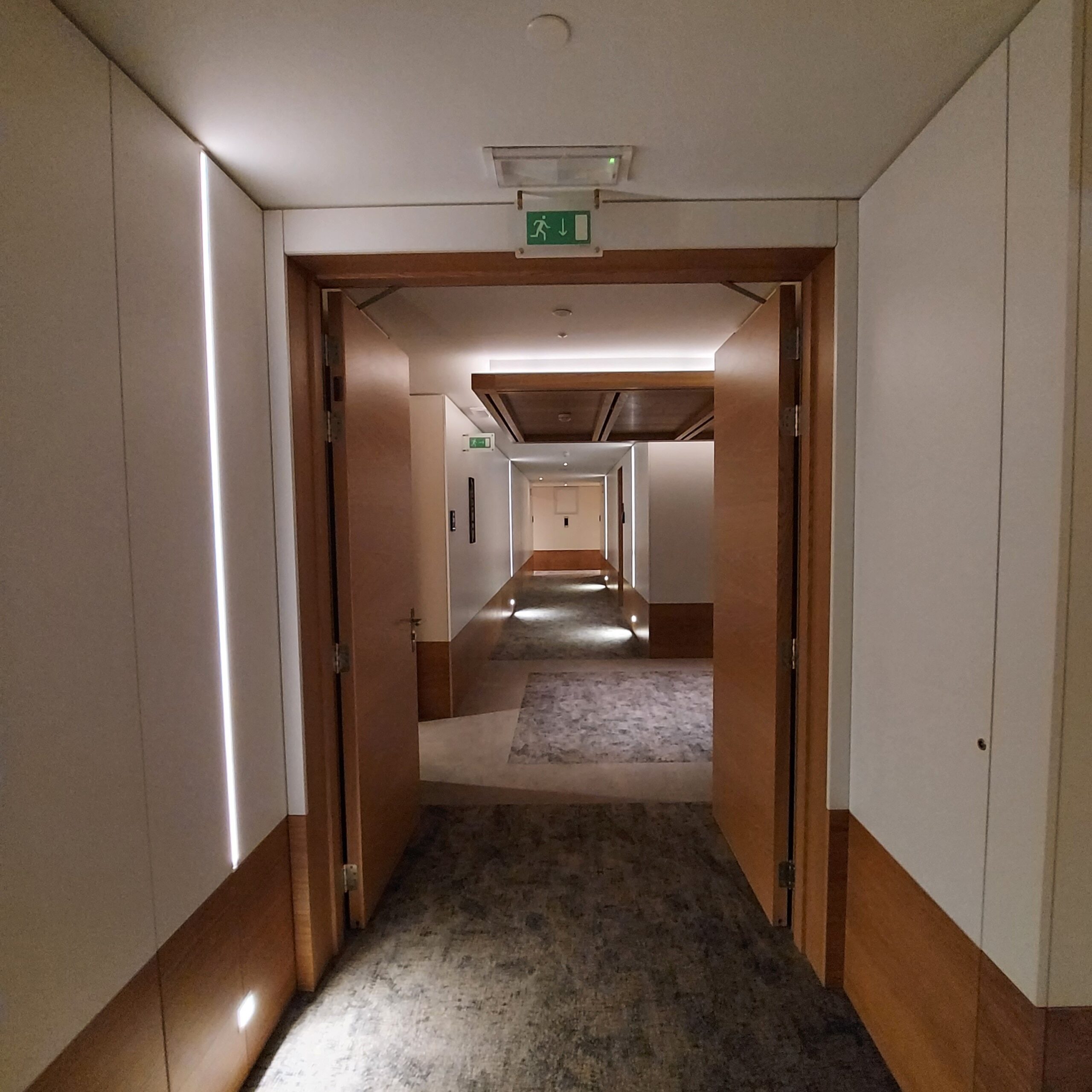 鏡のあるバスルーム