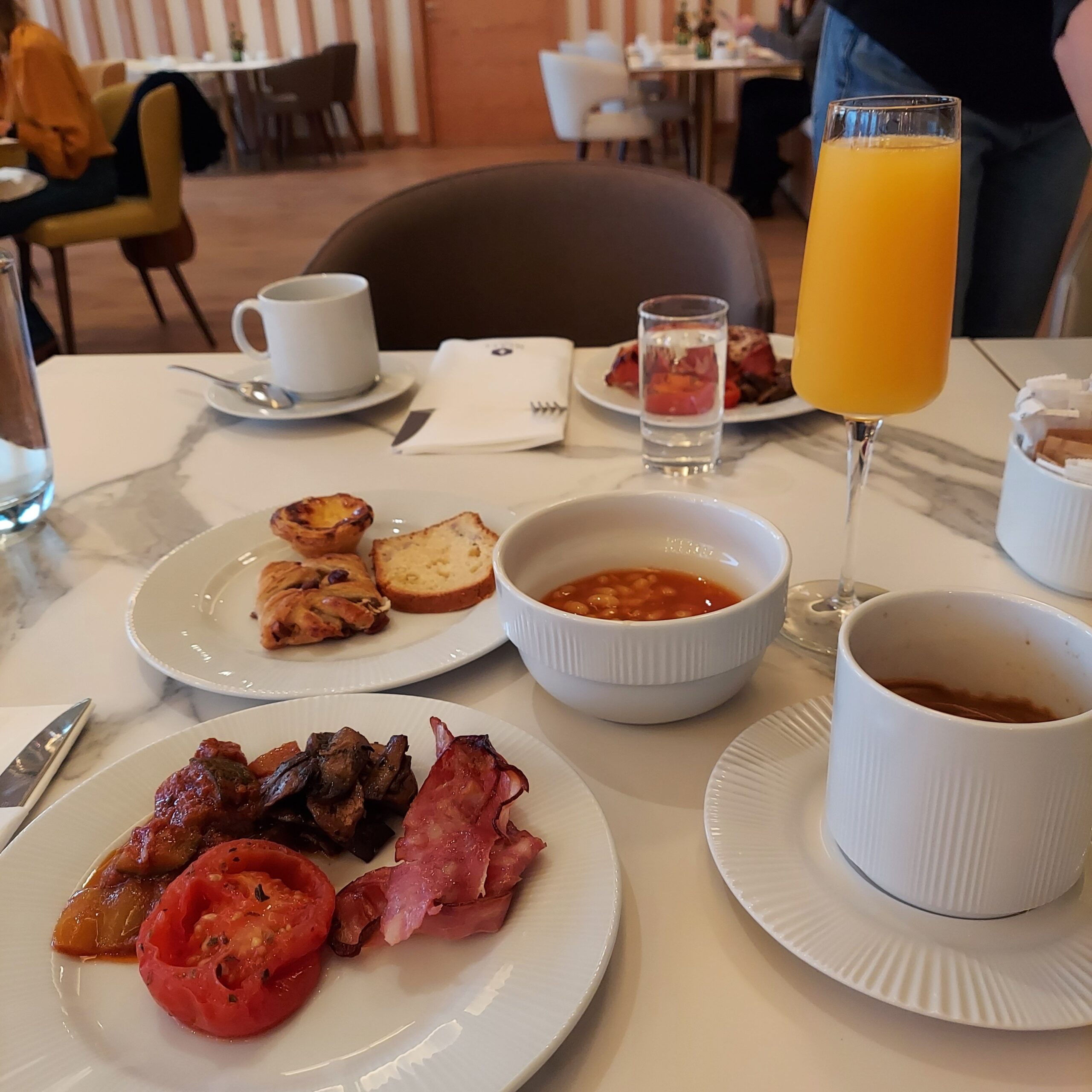 皿の上の食事と飲み物